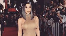 Rotunjimi perfecte in cel mai mulat costum posibil. Kim Kardashian, mai sexy ca J.Lo intr-o salopeta batuta in pietre
