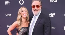 Russell Crowe, mândru și radiant la 61 de ani, apare în public alături de iubita cu 26 de ani mai tânără