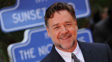 Russell Crowe are o iubită cu 28 de ani mai tânără. Cum au fost surprinși cei doi în public