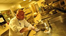 Catalin Scarlatescu ti-a pregatit o supa crema de peste! Invata de la el cum sa gatesti sanatos orice fel de mancare