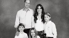 “Familia Adams”. Familia Regală, de râsul internetului. Fanii sunt convinși că au găsit eroare de Photoshop în portretul de Crăciun