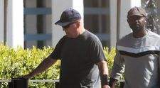 Bruce Willis, sprijinit de îngrijitorul său și zâmbind în timpul unei plimbări pe plajă în ciuda bolii care i-a schimbat radical viața