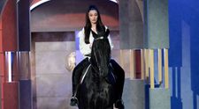 Sarah Sarrad, apariție spectaculoasă la Imperiul Leilor. „Poate vă întrebați de ce am ales să vin cu calul”