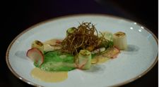 Andrei Klabacs, rețeta de la Masterchef: File de dorada cu piure de mazăre și sos de socată
