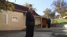 Preotul care isi ajuta semenii nu doar prin rugaciune, ci si prin fapte. 