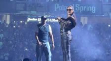 „Zici că e mătușa mea la karaoke!” Rihanna, critici dure după prestația bizară de la concertul lui Jay Z: de abia se mișcă pe scenă, iar  vocea e de nerecunoscut