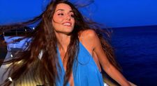 Hande Erçel nu a avut pace în Grecia decât pe iaht, în largul mării. Fanii au fost mereu pe urmele actriței care a făcut furori în serialul „Dragostea plutește în aer”, alături de Kerem Bürsin