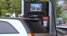 Farsa cu camera ascunsa de 7.000.000 de clickuri in cateva zile. Ce au facut doi tineri la o benzinarie: 