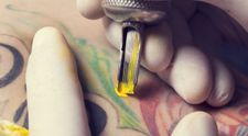 Si-a desenat pe fata un tatuaj imens. Cum arata desenul care a starnit controverse pe internet