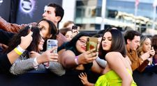 Selena Gomez, din nou în formă maximă. Cum a fost surprinsă la filmări