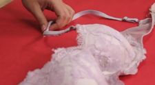 A transformat un sutien vechi intr-un obiect vestimentar numai bun de purtat folosind un banal absorbant - VIDEO
