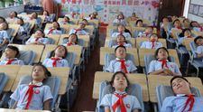 La noi elevii învață „pe repede-înainte” în două schimburi, în China au și timp de un pui de somn la școală. Imaginile cu școlarii care dorm în bănci au devenit din nou virale
