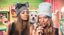 Una mai sexy ca cealalta. Sora Deliei Matache pozeaza provocator in costum de baie