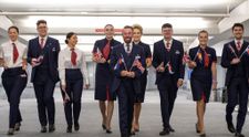 O companie aeriană a introdus uniforma pentru persoanele non-binare. Bărbații pot purta rochii, iar femeile salopete