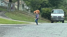 Băiatul de 5 ani care și-a terorizat vecinii îmbrăcat în Chucky, păpușa ucigașă