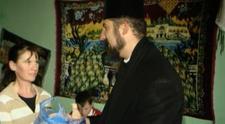 Un preot din Botosani si-a propus sa hraneasca toti sarmanii din sat. 