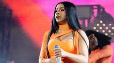 VIDEO Cardi B și-a aruncat peruca de mii de dolari în public. Ce au făcut fanii cu ea