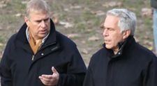 Andrew a căzut în dizgrație după scandalul cu Jeffrey Epstein! În ce fel i se adresează acum servitorii regali: „Au fost instruiți să îi spună...”