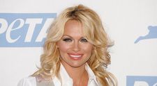 Pamela Anderson s-a căsătorit pentru a cincea oară. Cine este bărbatul care a cucerit-o pe actriță