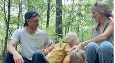 O fostă profesoară trăiește în pădure cu cei trei copii ai ei: ”N-o să-i dau niciodată la școală, să facă teme”