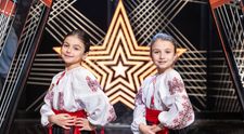 Românii au talent 2025, 21 februarie. Ioana și Maria Bucur, surorile din Filipeștii de Pădure care au făcut show cu interpretarea lor la țiteră. Au oferit o dedicație specială pentru echipa de fotbal Petrolul Ploiești