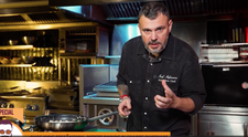 Chef Iosif Ștefănescu pregătește două feluri de mâncare cu creveți, extrem de simplu de realizat și foarte gustoase!Măruță: 