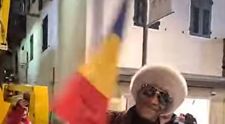 Moment viral la JO 2026: Rapperul american Snoop Dogg a fluturat steagul României. Cum s-a întâmplat: Mi-am dorit să fac ceva amuzant VIDEO