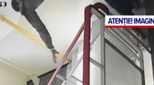 Un bărbat și-a aruncat vecinul de la etaj, apoi l-a târât pe scări. Momentul a fost surprins de camerele de supraveghere