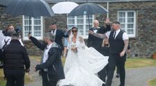 Nunta momentului în Marea Britanie! La doar 16 ani, Venezuela s-a măritat un tânăr de 19 ani, în cadrul unei ceremonii opulente. Sub rochia de mireasă, a purtat papuci de plastic