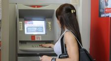 Cum a rămas o tânără fără 1.200 de euro în cont după ce a băgat cardul în bancomat: „Gest de bunăvoință”