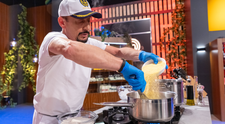 Masterchef, 16 septembrie. Vali Petre a creat haos în platoul emisiunii ”Masterchef”! Peștele lui i-a determinat pe cei trei chefi să renunțe la orice reguli. Concurentul a început să plângă