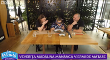 VIDEO Veverița Mădălina mușcă din ce mișcă în farfurie