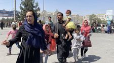 O femeie a filmat fuga de talibani, după ce aceștia au preluat Kabul! Video-ul sfâșietor a devenit viral