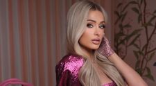 Paris Hilton, cea mai sexy Crăciuniță! Vedeta s-a fotografia în lenjerie intimă roșie lângă brad