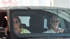 Pierce Brosnan, apariție cuceritoare la 73 de ani! Ce frumoasă e soția lui, cu zece ani mai tânără decât el FOTO
