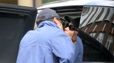 Și-au pus șepci și au încercat să treacă neobservați, dar degeaba! Harry Styles și Zoë Kravitz au fost prinși la plimbare, extrem de apropiați, iar pe degetul ei strălucea un diamant uriaș! S-au logodit în mare secret?! Ar putea fi nunta anului 2026