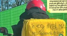 Mesajul scris pe rucsac de către un livrator de la Glovo a devenit viral: „Te rog încet. Mama mă așteaptă în țara mea”