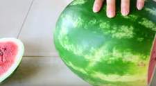 Pepenele verde este desertul preferat al tuturor! Doua metode grozave de a-l taia fara sa faci dezastru in bucatarie