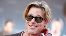 De ce s-a îmbrăcat Brad Pitt în fustă la lansarea celui mai nou film în care joacă