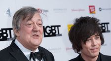 La 67 de ani, Stephen Fry este căsătorit cu Elliot Spencer (36 de ani): ”Mă învață lucruri pe care nu le știu: wrestling, rap...”