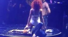 Rihanna dans incendiar cu o fana in deschiderea turneului 'Loud'! VIDEO