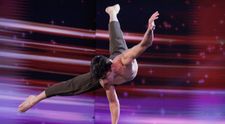 Românii au talent, 27 februarie 2026. Mukhamadi Sharifzoda, câștigătorul medaliei de argint la festivalul Cirque de Demain din Paris, a ridicat juriul în picioare. A stat în mâini, pe cărămizi și a încheiat momentul la înălțime: „Cred că ce am văzut aici este AI-ul sau ceva”