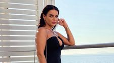 Cătălina Grama, într-o rochie neagră cu decolteu amețitor. Imaginile din vacanță i-au cucerit pe fani