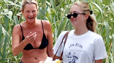 Kate Moss, radiantă și plină de viață la 51 de ani. Cum a fost surprinsă vedeta la plajă, în Ibiza