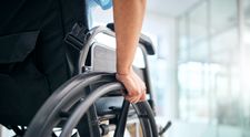 Are 29 de ani, a fost sportiv de performanță, dar acum a ajuns în scaun cu rotile și mănâncă cu ajutorul unui tub. Simptomul banal pe care l-a ignorat