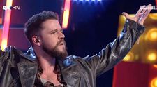 Vocea 2022: Primul LIVE. Vlad Nicolici s-a jucat cu piesa Fallin', reușind să facă un moment memorabil pentru istoria concursului