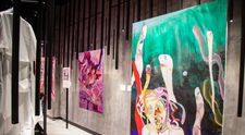 Expoziția Young Blood 3.0 – Noul val de artiste contemporane, realizată de Art Safari, își deschide porțile! Unde poți admira lucrările contemporane, de la pictură și ceramică, la sculptură, fotografie și instalații de artă