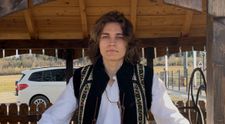 Viața la sat pe TikTok: Denis Mihalescu, tânărul ce aduce tradiția și farmecul rural în era digitală, ca un Harap Alb modern