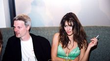 Multimilionarul Steve Bing, tatăl copilului lui Elizabeth Hurley, a murit la 55 de ani