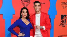 Cine are mai mult… machiaj? :) Cristiano Ronaldo și Georgina, surprinși machiindu-se împreună. Fanii: „Circ la Casa Albă, toți clovnii trebuie să se machieze!”